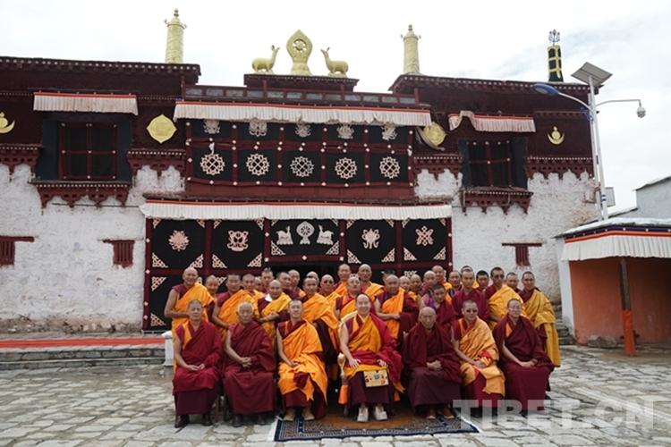 图为班禅与第六世德珠61加央西绕班旦活佛及扎果寺僧众合影留念